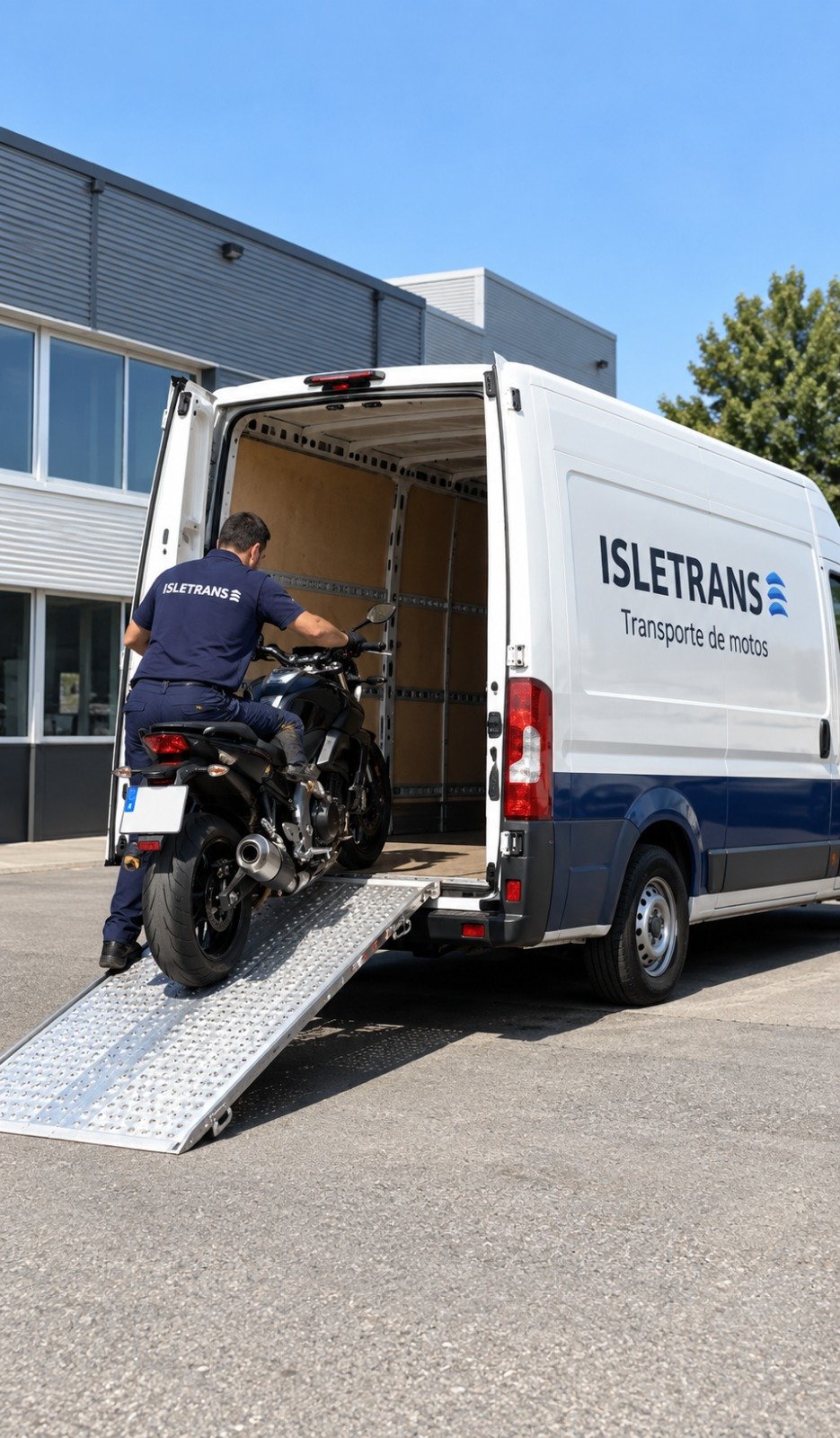 Moto siendo cargada por el equipo de Isletrans